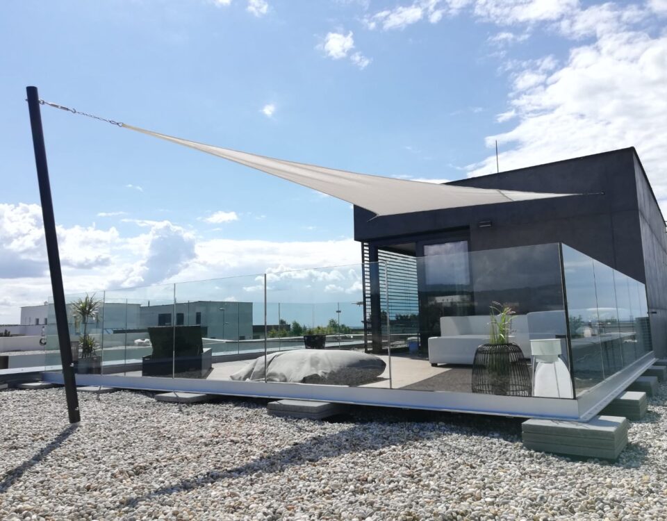 sklenené zábradlie na terasu